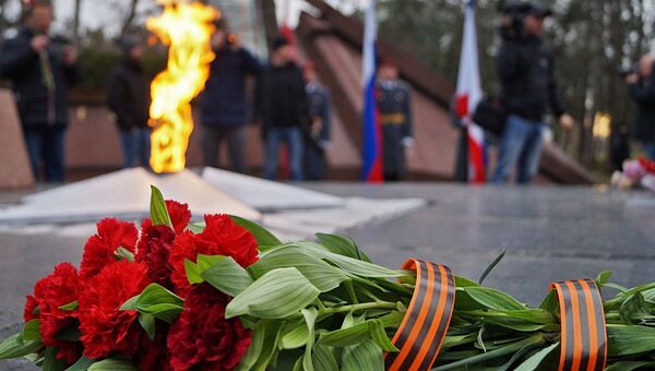 В Симферополе возложили цветы к мемориалу Вечный огонь в парке им. Гагарина