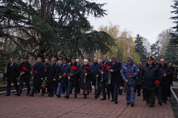 В Симферополе возложили цветы к мемориалу Вечный огонь в парке им. Гагарина В Симферополе возложили цветы к мемориалу Вечный огонь в парке им. Гагарина