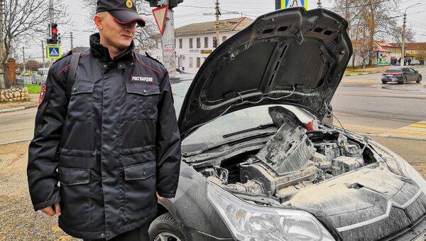 Сотрудники Росгвардии потушили автомобиль Citroen, загоревшийся в Севастополе