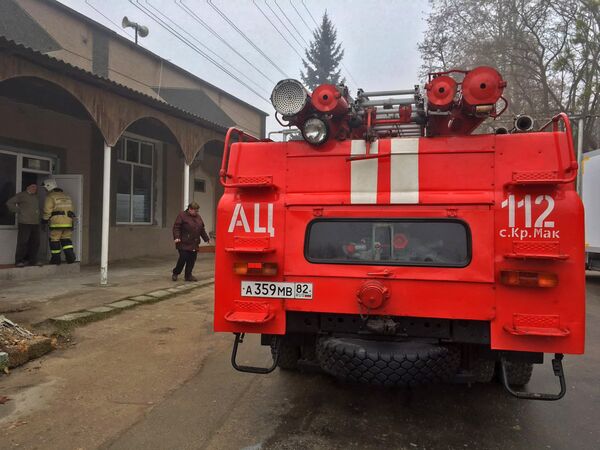 Огнеборцы спасли мечеть в Крыму от пожара Огнеборцы спасли мечеть в Крыму от пожара