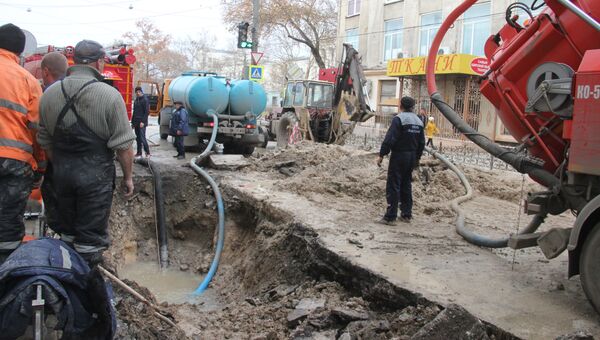 Ремонтно-восстановительные работы на водоводе на пересечении улиц Чехова и Севастопольская в Симферополе. 9 декабря 2018