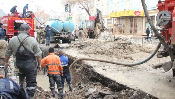Ремонтно-восстановительные работы на водоводе на пересечении улиц Чехова и Севастопольская в Симферополе. 9 декабря 2018