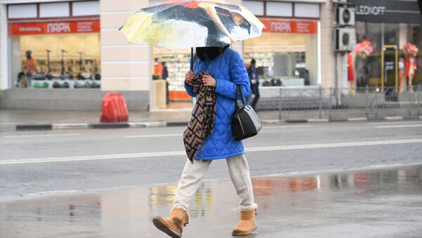 Девушка под дождем в Симферополе