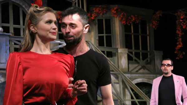 Актеры репетируют постановку мюзикла по пьесе Проснись и пой Миклоша Дярфаша в Крымском драмтеатре