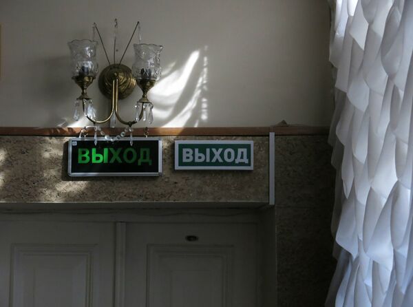 Световое табло с указаниях выхода в Крымском драмтеатре Световое табло с указаниях выхода в Крымском драмтеатре