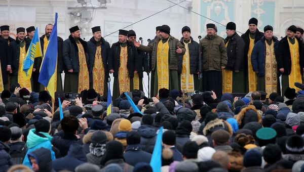 Священнослужители и верующие на объединительном соборе на Софийской площади в Киеве. 15 декабря 2018