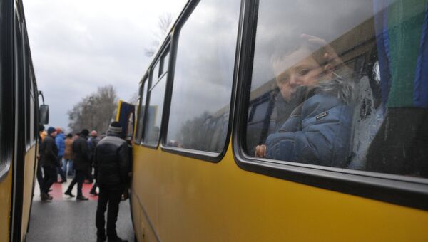 Ребенок в автобусе. Архивное фото