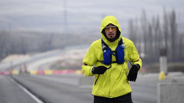 Ультрамарафонец начал 190-километровый забег по новой трассе Таврида в Крыму