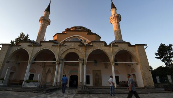 Мусульмане у мечети Джума Хан Джами в Евпатории