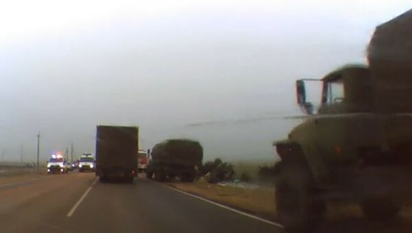 Видео: военный грузовик опрокинулся в кювет на трассе Симферополь-Армянск