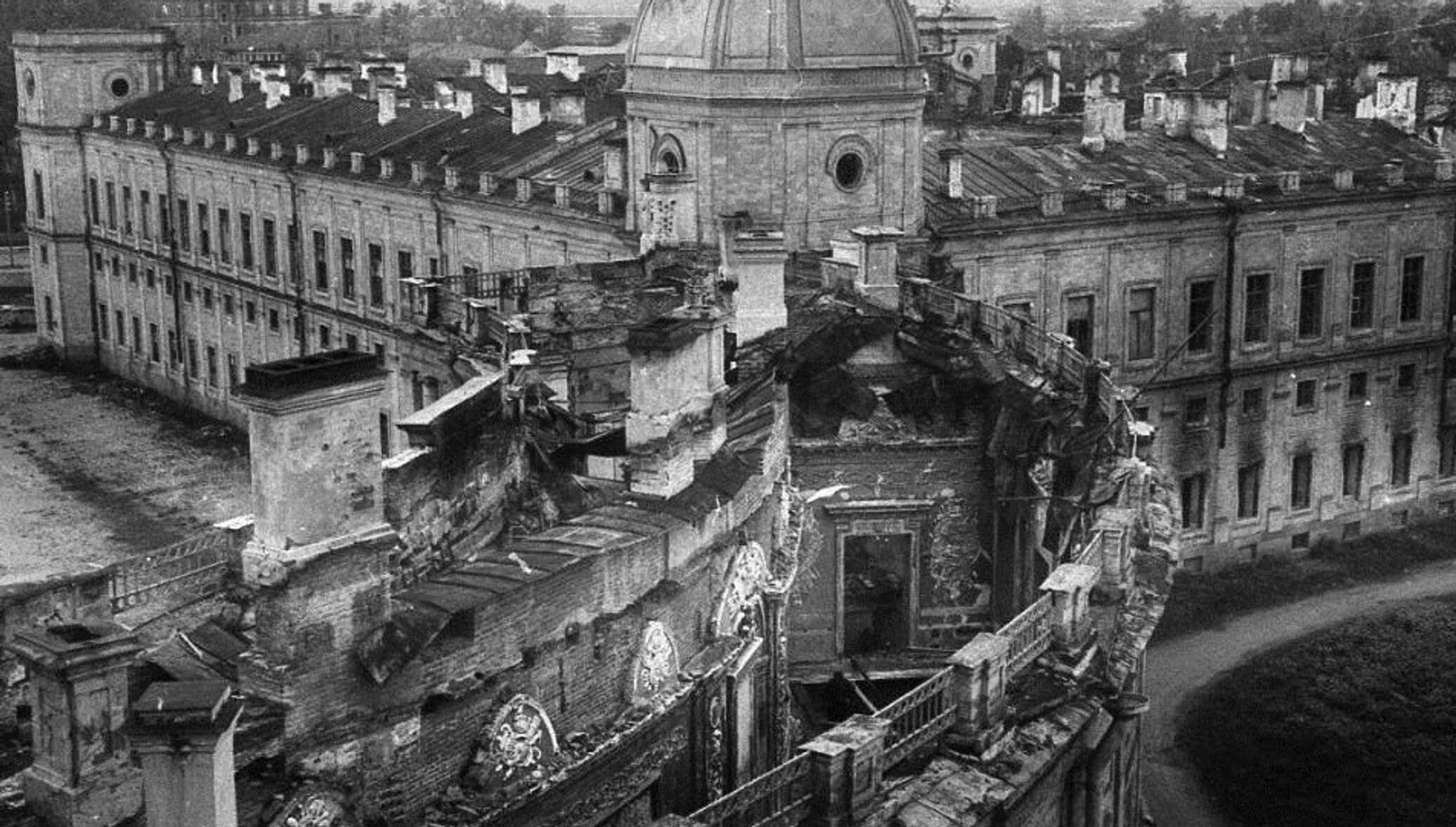 Разрушенный питер. Гатчина дворец после войны. Разрушенный Гатчинский дворец. Дворец в Гатчине 1944. Гатчинский дворец во время войны.