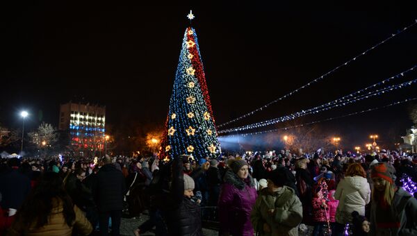 В Севастополе зажгли главную городскую елку