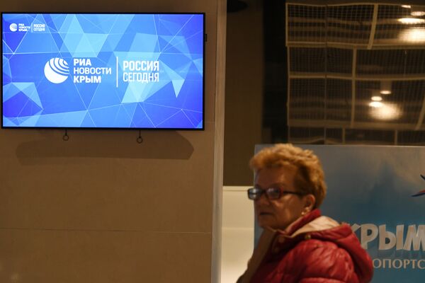 Информационный экран сайта РИА Новости Крым и радиостанции Спутник в Крыму в аэропорту Симферополь Информационный экран сайта РИА Новости Крым и радиостанции Спутник в Крыму в аэропорту Симферополь