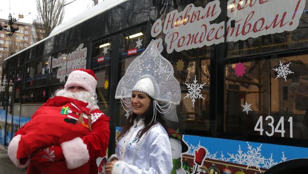 Дед Мороз и Снегурочка у новогоднего троллейбуса в Симферополе