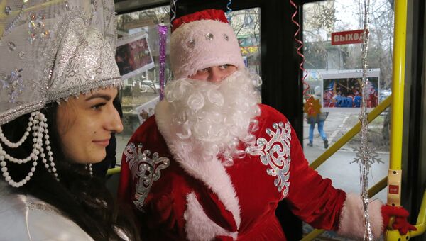 Дед Мороз и Снегурочка в новогоднем троллейбусе в Симферополе