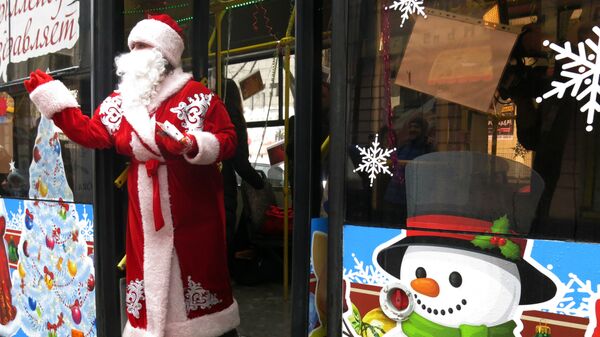  Дед Мороз зазывает пассажиров в новогодний троллейбус в Симферополе