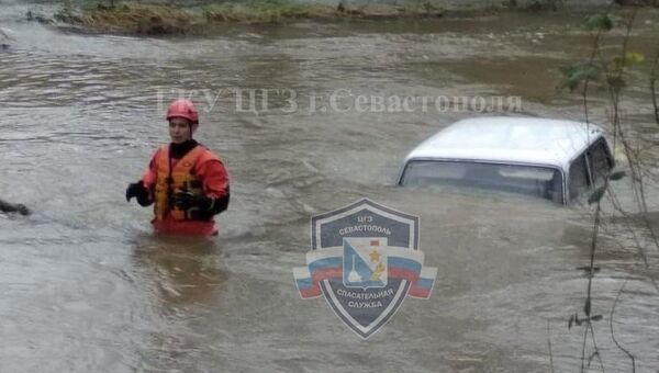 В Севастополе спасатели достали из реки Черная автомобиль ВАЗ-2103, который смыло паводком