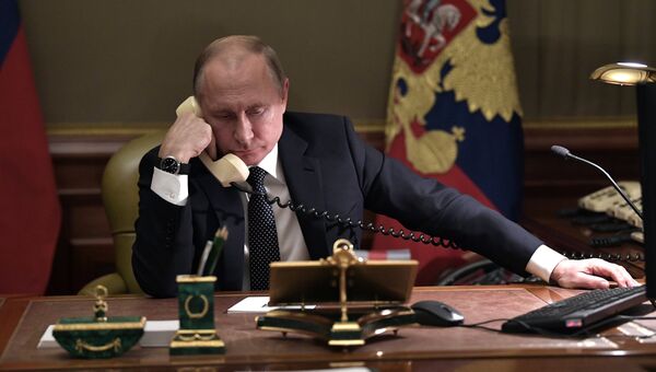 Президент РФ Владимир Путин во время телефонного разговора с Артёмом Пальяновым из Ленинградской области 