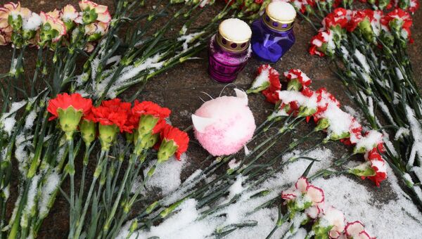 Цветы и игрушки в память о погибших в Магнитогорске