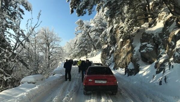 Очередь из автомобилей на подъезде к плато Ай-Петри. 2 января 2019