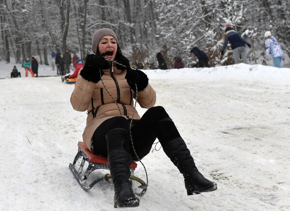 Женщина катается с горки на Ангарском перевале в Крыму