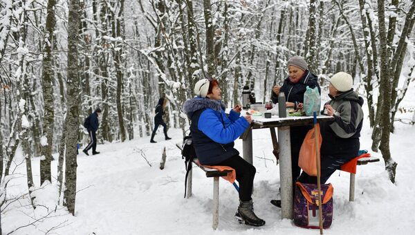 Женщины отдыхают на Ангарском перевале в Крыму