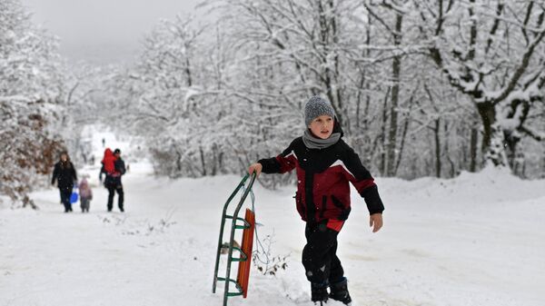 Мальчик с санками на Ангарском перевале в Крыму