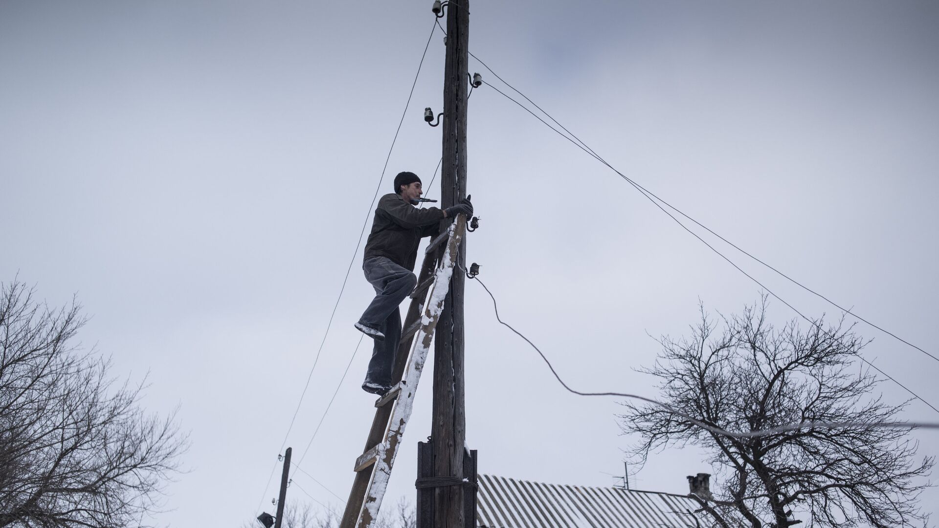 Мужчина ремонтирует линию электропередач  - РИА Новости, 1920, 29.11.2021