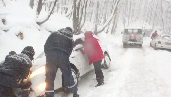 Спасатели в крымских горах вытянули два застрявших автомобиля