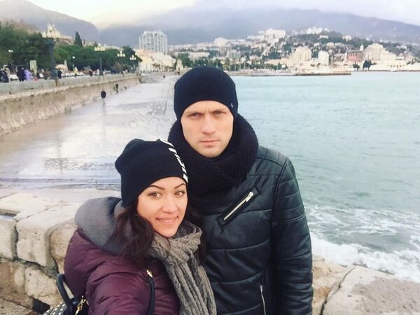 Кирилл Смолин с супругой на набережной Ялты через несколько часов после происшествия, 5.01.2019 г. Кирилл Смолин с супругой на набережной Ялты через несколько часов после происшествия, 5.01.2019 г.