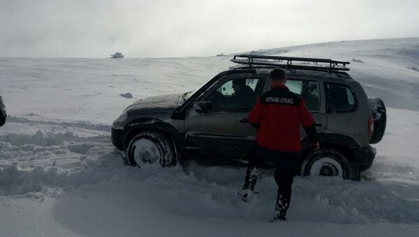 Крымские спасатели пришли на помощь автомобилистам, которые застряли в снегу
