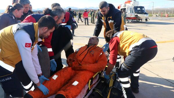 Медики оказывают помощь пострадавшему моряку в местный аэропорту в Самсуне, Турция. 7 января 2019