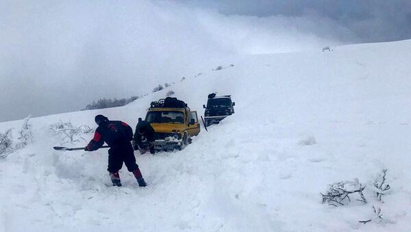 Сотрудники МЧС оказывают помощь автомобилистам, застрявшим в снежных заносах на дорогах Крыма