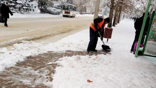 Уборка снега на дорогах в Евпатории