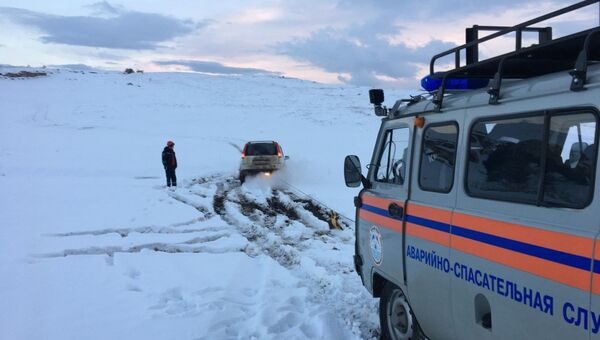 Крымские спасатели помогли эвакуировать из снежных заносов автомобиль