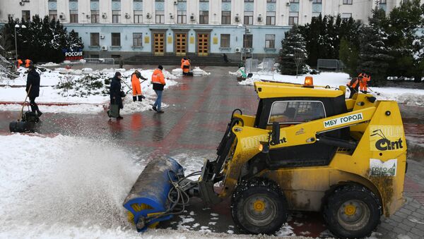 Сотрудники МБУ Город убирают от снега площадь имени Ленина в Симферополе