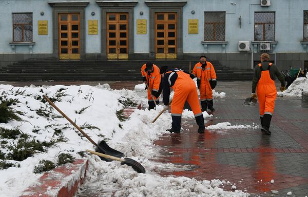 Сотрудники МБУ Город убирают от снега площадь имени Ленина в Симферополе Сотрудники МБУ Город убирают от снега площадь имени Ленина в Симферополе