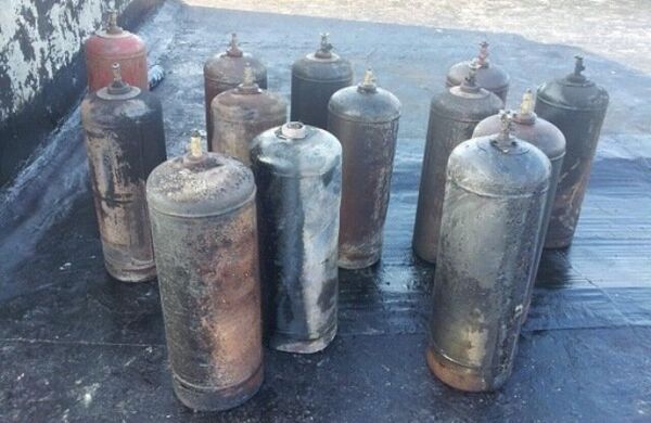 Газовые баллоны с крыши дома в Щелкино, где произошел взрыв Газовые баллоны с крыши дома в Щелкино, где произошел взрыв