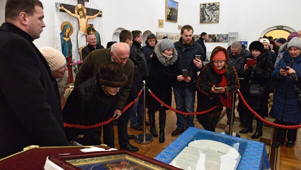 Прихожане фотографируют томос, содержащий решение Священного Синода Вселенского патриархата о предоставлении автокефалии Украинской православной церкви