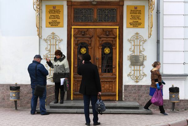 Горожане у здания администрации Феодосии Горожане у здания администрации Феодосии