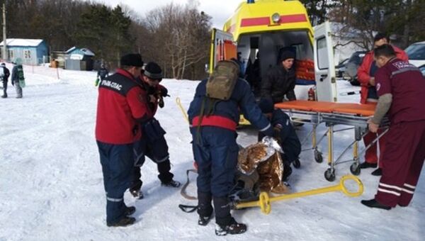 В результате схода лавины на Ангарском перевале пострадал сноубордист