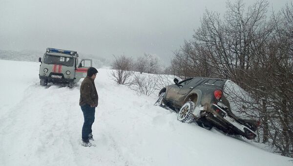 Спасатели эвакуировали из снежных заносов три автомобиля с пассажирами, которые застряли на Нижнем плато Чатыр-Дага
