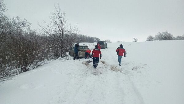 Спасатели эвакуировали из снежных заносов три автомобиля с пассажирами, которые застряли на Нижнем плато Чатыр-Дага