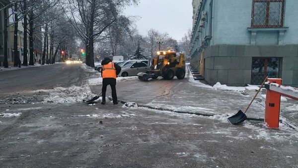 Уборка снега в Симферополе