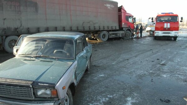 ДТП с участием двух грузовых и легкового автомобиля в Симферополе