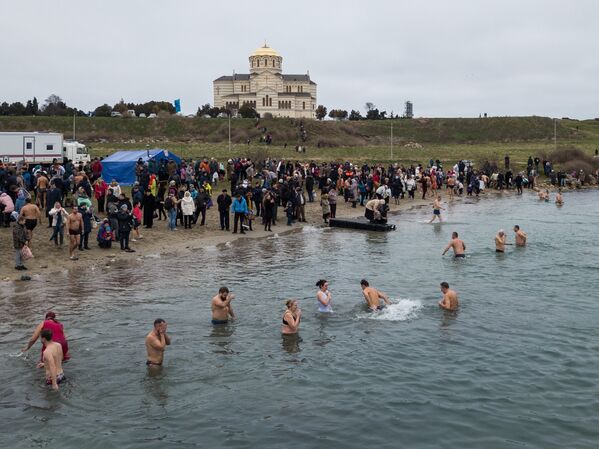 Верующие во время традиционного праздничного купания в праздник Крещения на территории Херсонеса. 19 января 2019