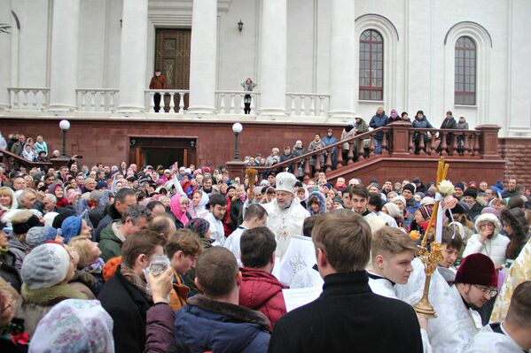 Верующие во время празднования Крещения Господня в Александро-Невском кафедральном соборе в Симферополе. 19 января 2019
