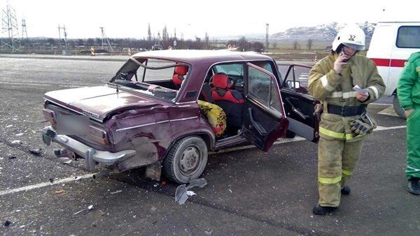На трассе Таврида столкнулись Hyundai и ВАЗ-2103 На трассе Таврида столкнулись Hyundai и ВАЗ-2103