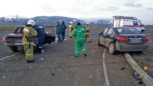 На трассе Таврида столкнулись Hyundai и ВАЗ-2103 На трассе Таврида столкнулись Hyundai и ВАЗ-2103