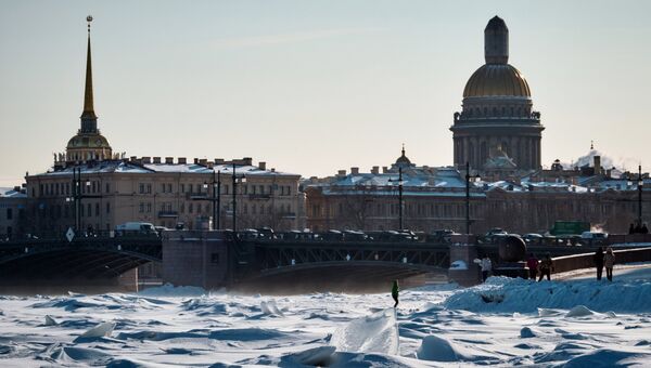 Замерший фарватер реки Невы с видом на Дворцовый мост, Адмиралтейство и Исаакиевский собор в Санкт-Петербурге.